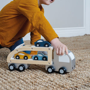 Autotransporter mit Sportwagen