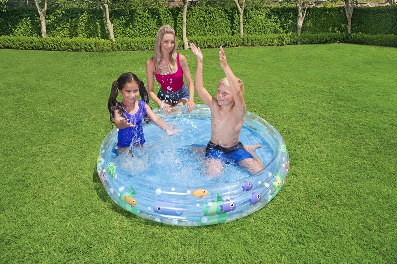 Großes, buntes Schwimmbecken