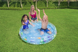 Großes, buntes Schwimmbecken