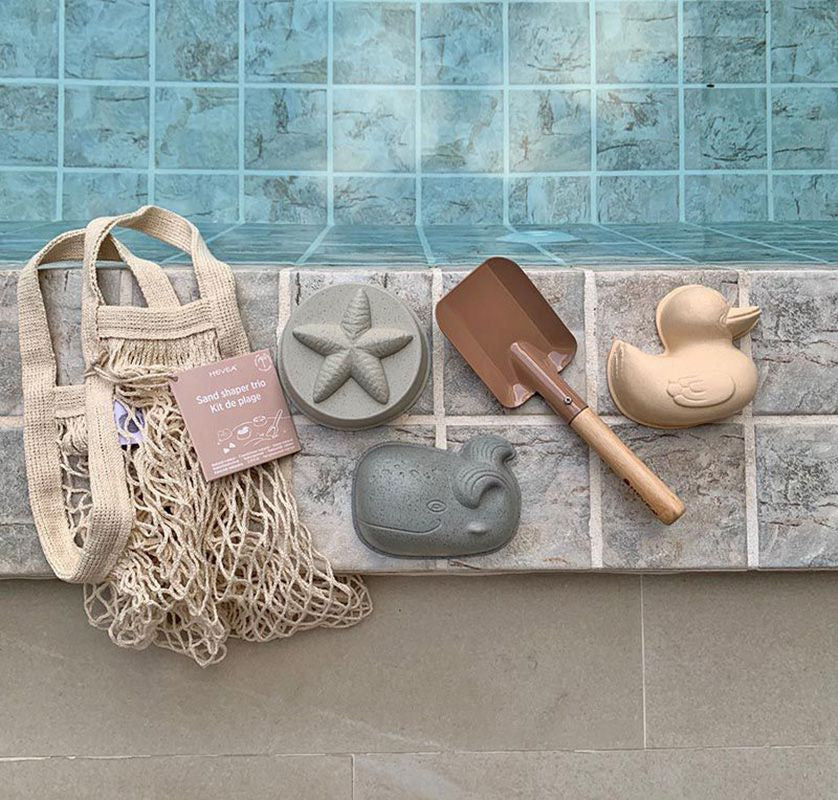 HEVEA Sandförmchen-Set mit Schippe im Tragenetz - Naturkautschuk / upcycled