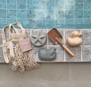 HEVEA Sandförmchen-Set mit Schippe im Tragenetz - Naturkautschuk / upcycled