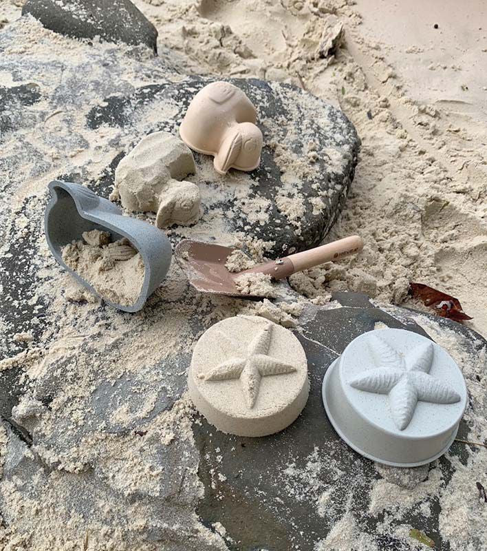HEVEA Sandförmchen-Set mit Schippe im Tragenetz - Naturkautschuk / upcycled