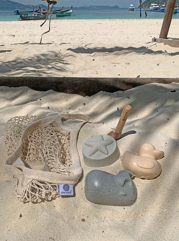 HEVEA Sandförmchen-Set mit Schippe im Tragenetz - Naturkautschuk / upcycled