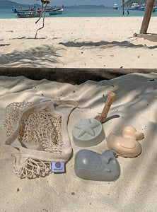 HEVEA Sandförmchen-Set mit Schippe im Tragenetz - Naturkautschuk / upcycled